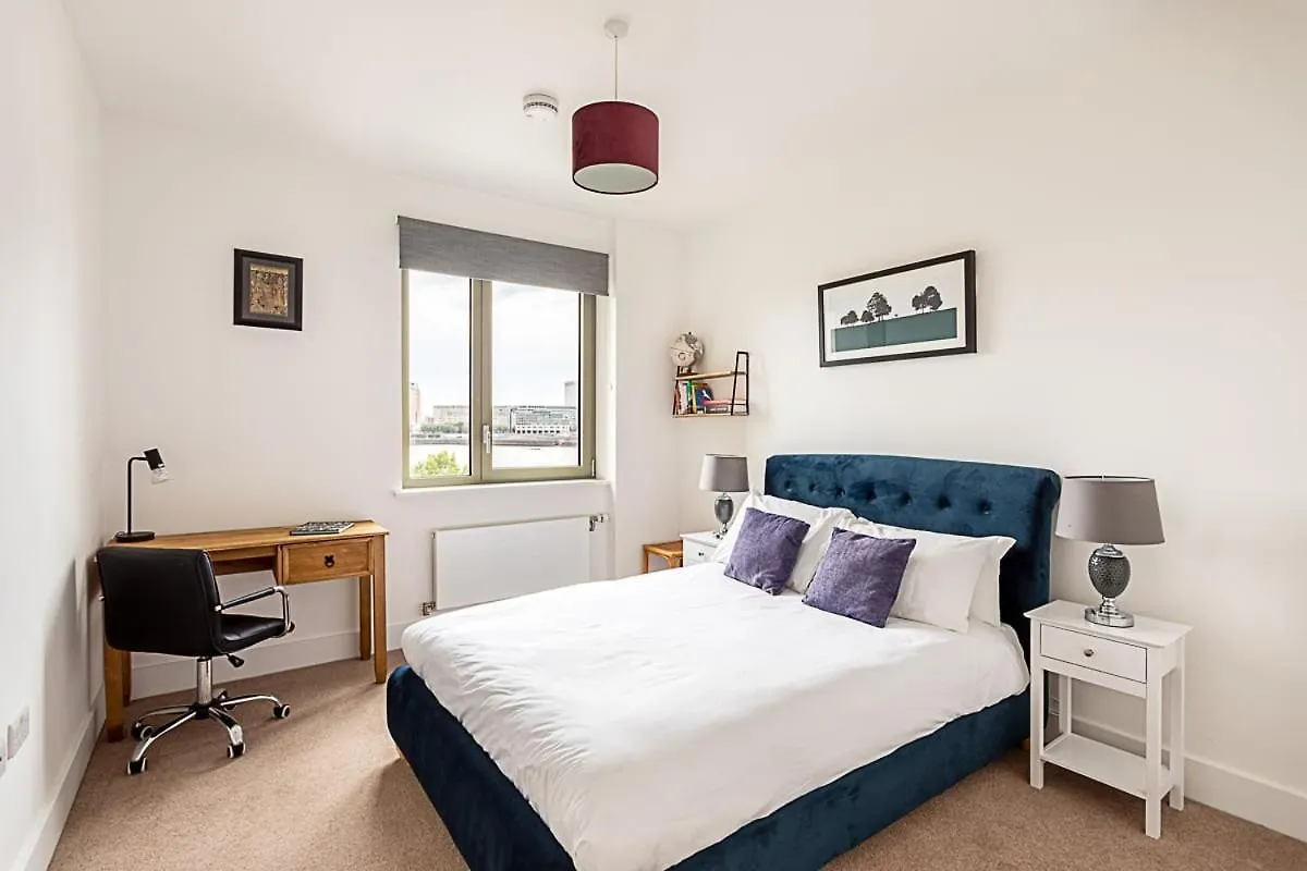 Stunning Surrey Quays Flat Apartment London